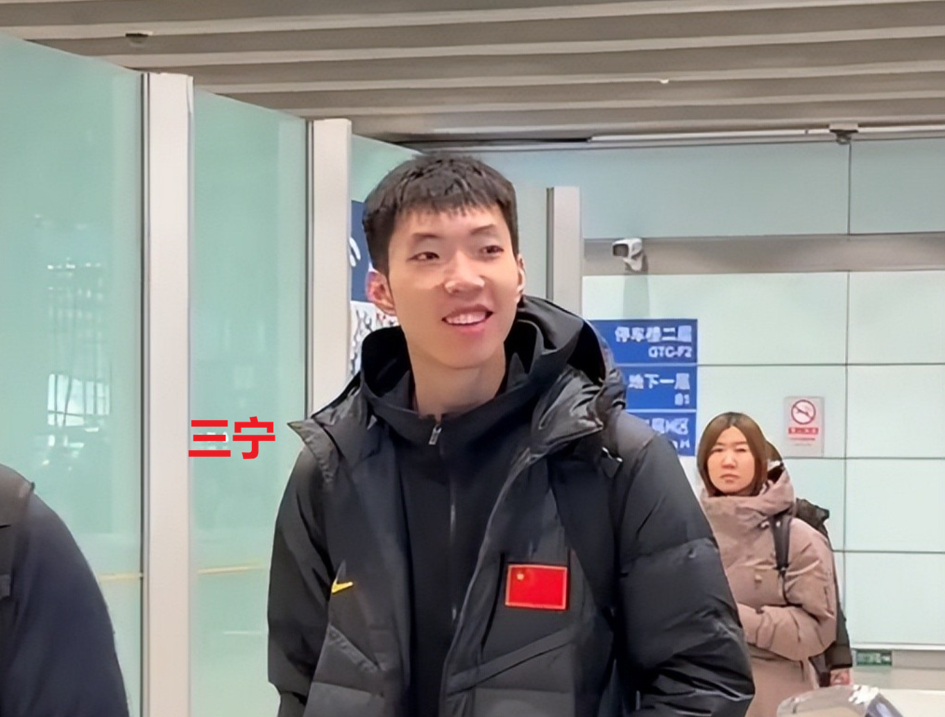 真人百家乐游戏登录入口-中国男篮抵达国内！大批球迷接机，赵睿、廖三宁笑得很灿烂