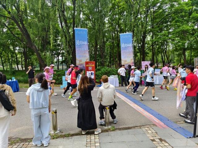 真人百家乐游戏官网-一根绳子，六道光——一场让视障跑者被“看见”的六天六马挑战